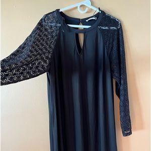 1X loose fitting black dress with lace like sleeves